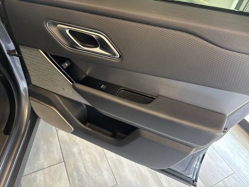 Used 2019 Land Rover Range Rover Velar R-Dynamic SE image 23