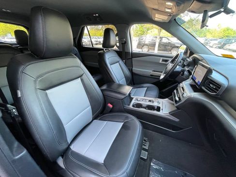 Used 2022 Ford Explorer XLT w/ Equipment Group 202A AWD/4WD image 32