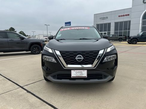 Used 2022 Nissan Rogue SV image 2