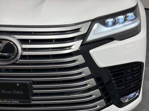 Used 2023 Lexus LX 600 4WD w/ Luxury Package image 11