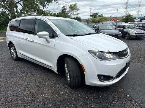 Used 2017 Chrysler Pacifica Touring-L FWD image 8