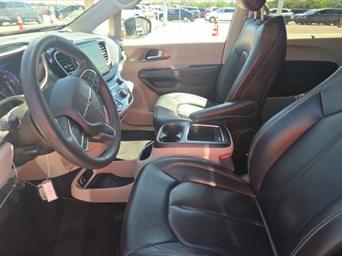 Used 2023 Chrysler Pacifica Touring-L FWD image 7