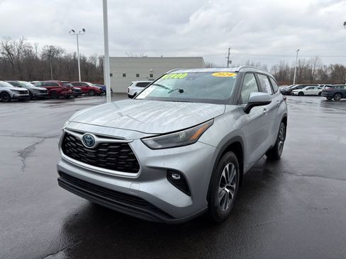 Used 2024 Toyota Highlander XLE image 2