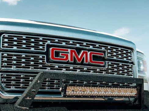 Used 2018 GMC Sierra 2500 Denali w/ Duramax Plus Package AWD/4WD image 10