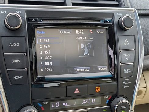 Used 2015 Toyota Camry image 20