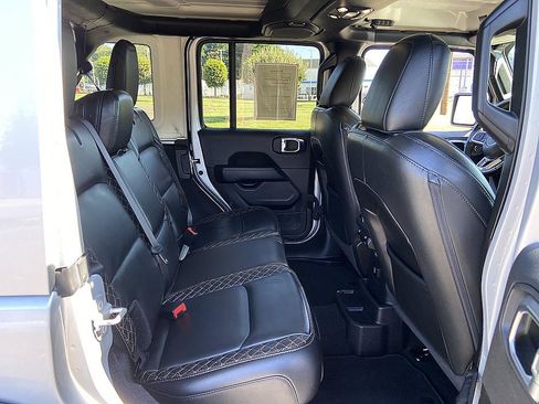 Used 2022 Jeep Wrangler Unlimited Sahara AWD/4WD image 18