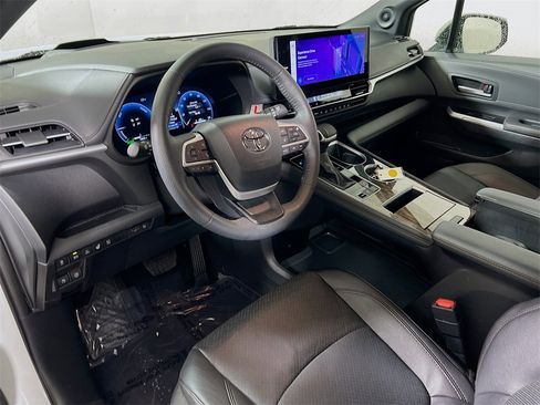 Certified 2025 Toyota Sienna Platinum image 10