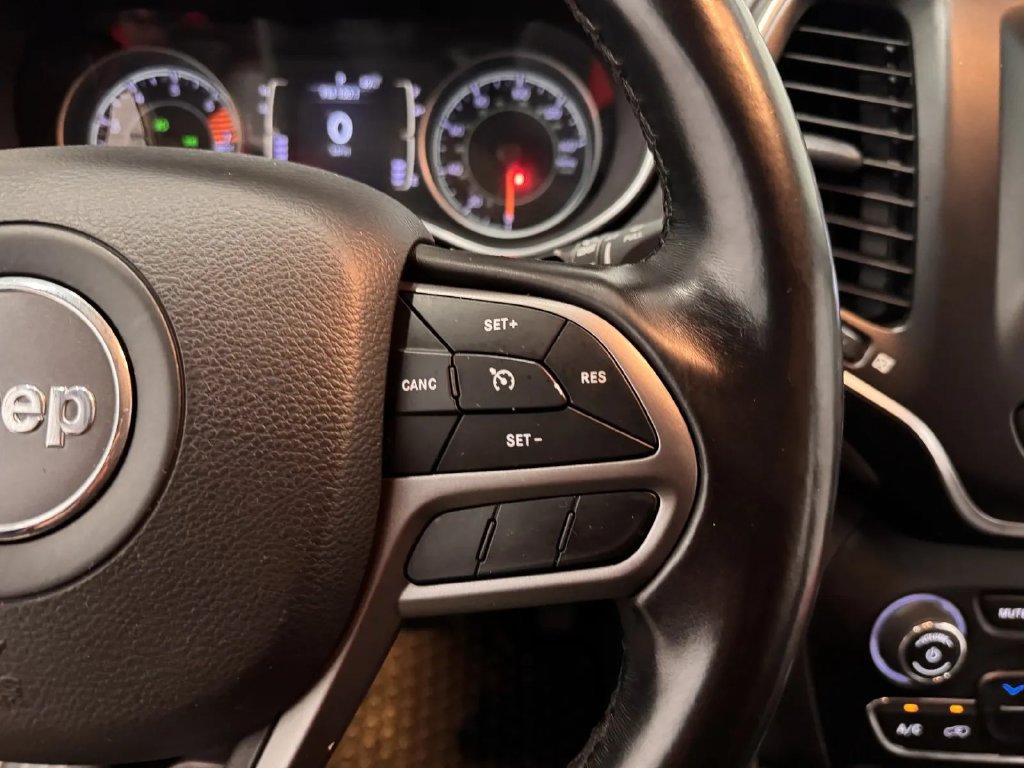 Used 2019 Jeep Cherokee Latitude Plus FWD image 22