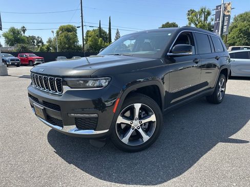 Used 2023 Jeep Grand Cherokee L Limited w/ Luxury Tech Group II image 3