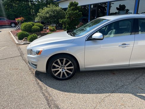 Used 2017 Volvo S60 T5 Inscription Platinum w/ Climate Package AWD/4WD image 2