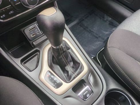 Used 2014 Jeep Cherokee Latitude FWD image 38