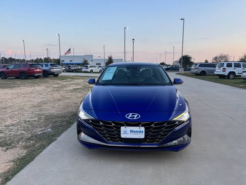 Used 2021 Hyundai Elantra Limited image 3