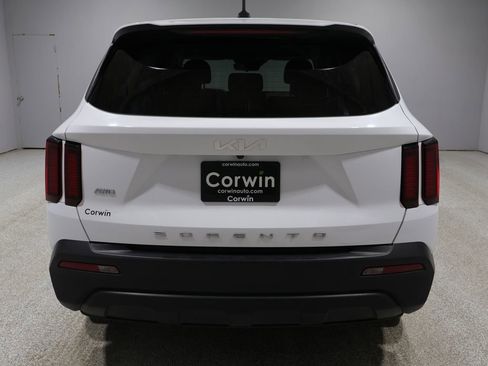 Used 2022 Kia Sorento LX image 3