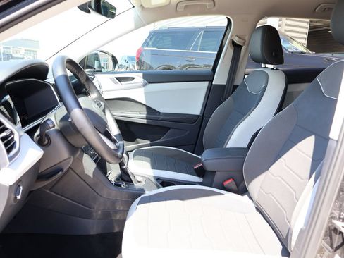 Used 2025 Volkswagen Taos SE FWD image 21