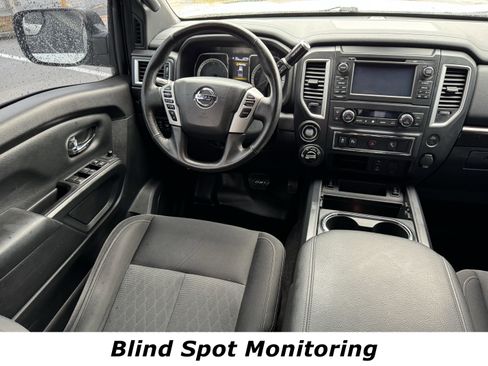 Used 2018 Nissan Titan SV w/ SV Convenience Package image 4