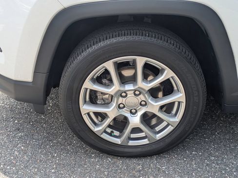 Used 2022 Jeep Compass Latitude w/ Sun and Sound Group AWD/4WD image 16