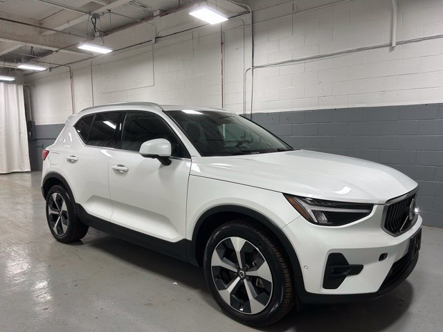 Certified 2025 Volvo XC40 B5 Plus AWD/4WD image 4
