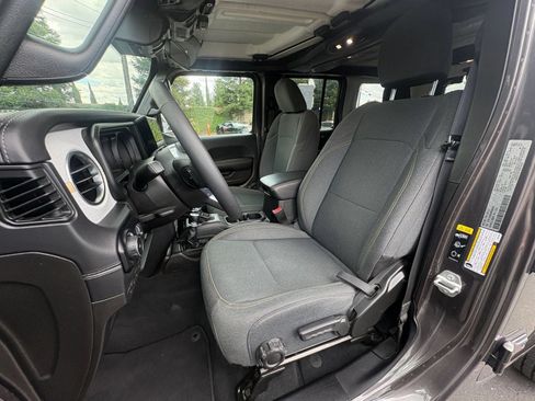 Used 2025 Jeep Wrangler Unlimited Sahara AWD/4WD image 36