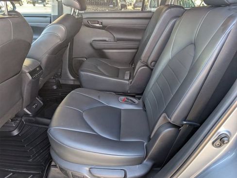 Used 2020 Toyota Highlander XLE FWD image 27