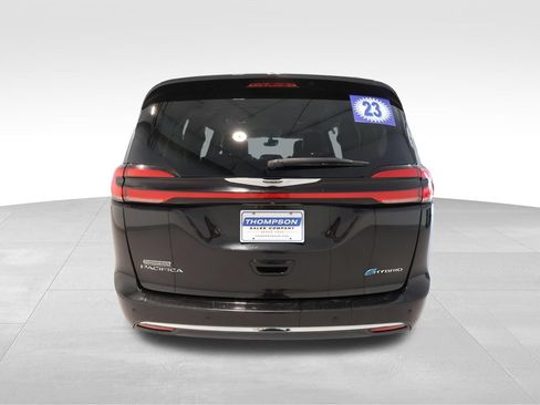 Used 2023 Chrysler Pacifica Touring-L FWD image 3