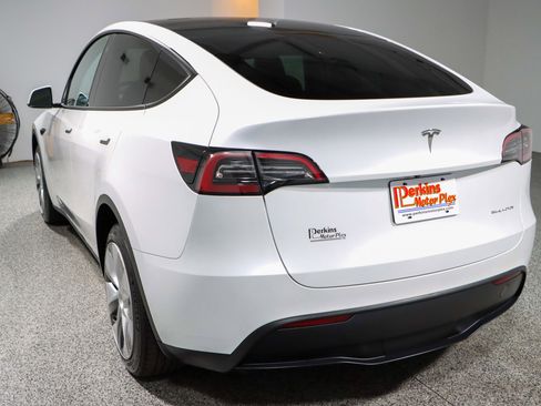 Used 2023 Tesla Model Y Long Range image 9
