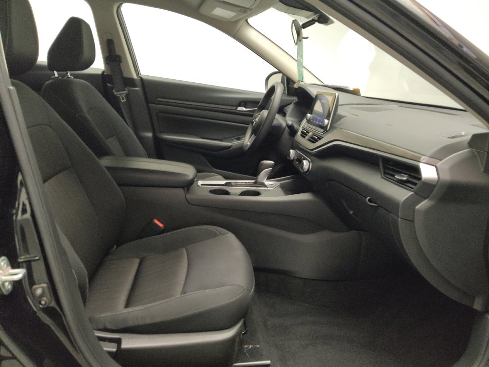 Used 2025 Nissan Altima 2.5 SV FWD image 21