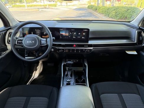 Certified 2025 Kia Sorento LX FWD image 38