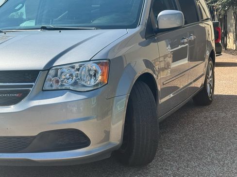 Used 2016 Dodge Grand Caravan SE FWD image 3