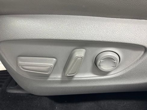 Used 2021 Toyota Highlander XLE AWD/4WD image 32