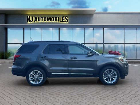 Used 2018 Ford Explorer XLT w/ Equipment Group 202A AWD/4WD image 8