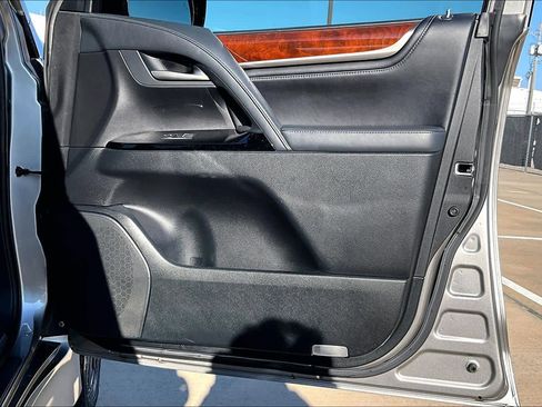 Used 2020 Lexus LX 570 4WD w/ Luxury Package image 22