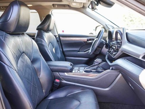 Used 2023 Toyota Highlander Platinum FWD image 20