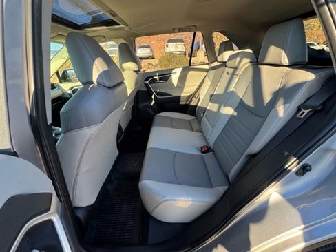 Used 2019 Toyota RAV4 XLE Premium image 10