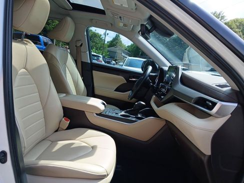 Used 2022 Toyota Highlander XLE FWD image 19
