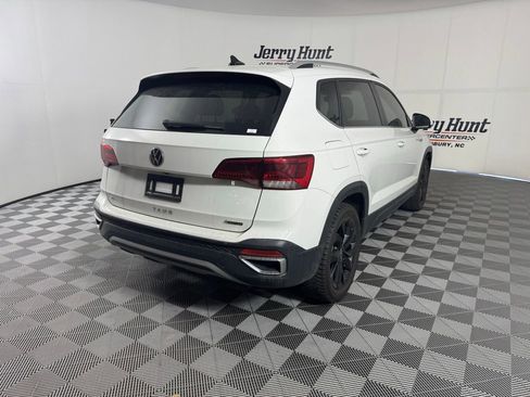 Used 2022 Volkswagen Taos SE w/ Panoramic Sunroof Package image 11