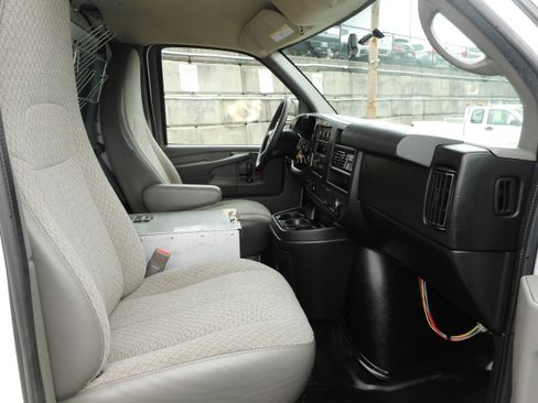 Used 2015 Chevrolet Express 2500 RWD image 24