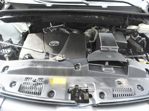 Used 2019 Toyota Highlander XLE w/ Carpet Mat Package (TMS) image 30