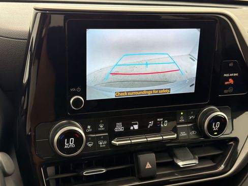 Used 2025 Toyota Highlander LE FWD image 19