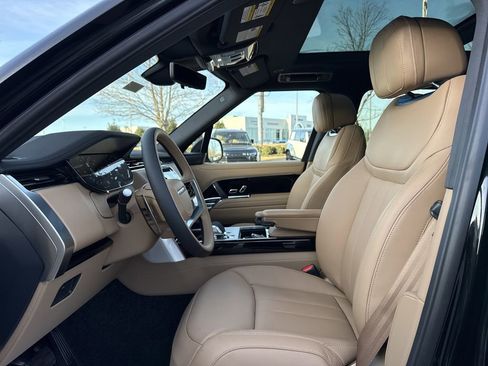 New 2025 Land Rover Range Rover SE image 3