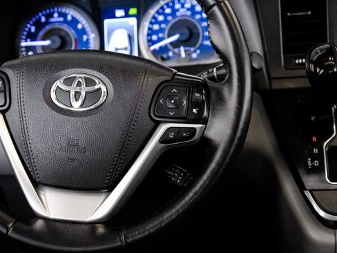 Used 2019 Toyota Sienna XLE w/ XLE Navigation Package image 18