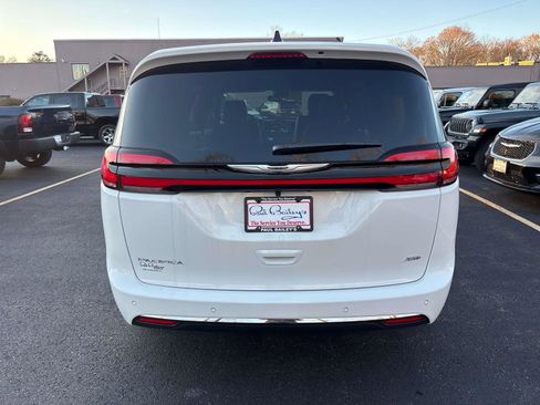 New 2026 Chrysler Pacifica Select image 3