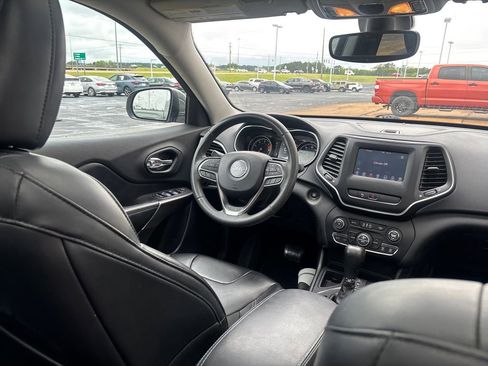 Used 2020 Jeep Cherokee Latitude Plus w/ Comfort/Convenience Group FWD image 31