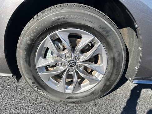 Used 2024 Toyota Sienna XLE image 31