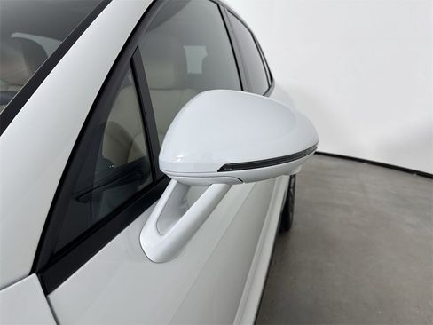 Certified 2025 Porsche Macan image 12