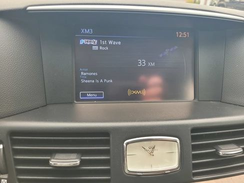 Used 2017 INFINITI Q70 L 3.7 w/ Deluxe Touring Package RWD image 23