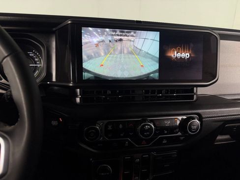 Used 2025 Jeep Wrangler Unlimited Sahara AWD/4WD image 17