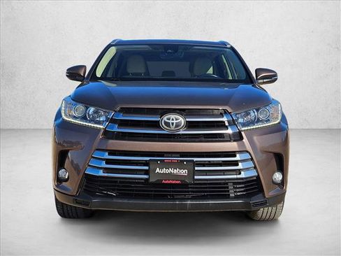Used 2019 Toyota Highlander XLE image 2