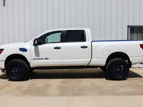 Used 2018 Nissan Titan SV w/ SV Convenience Package AWD/4WD image 2