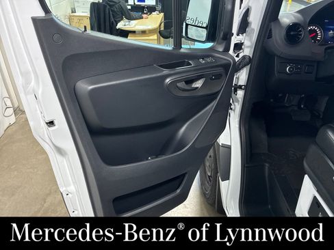 Used 2025 Mercedes-Benz Sprinter 2500 image 7