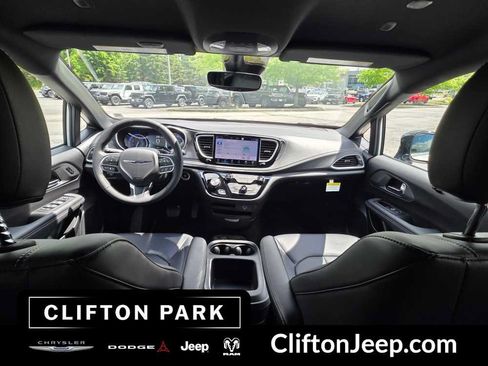 Used 2026 Chrysler Pacifica Select FWD image 24